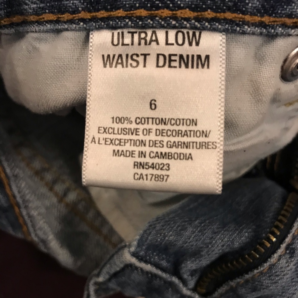 Women’s denim jean frayed short shorts - Picture 4 of 4